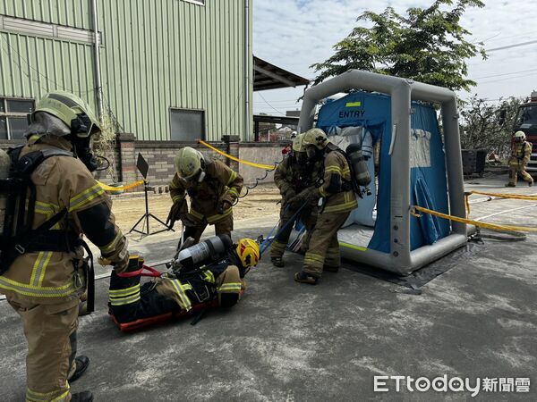 ▲南消第二救災救護大隊前往下營鼎和實業，辦理化學災害搶救演練，模擬化學品外洩引發火警情境。（記者林東良翻攝，下同）