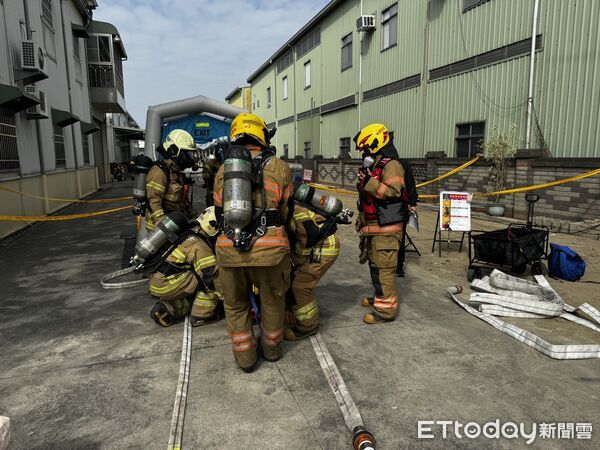▲南消第二救災救護大隊前往下營鼎和實業，辦理化學災害搶救演練，模擬化學品外洩引發火警情境。（記者林東良翻攝，下同）