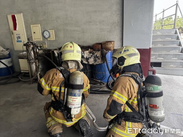 ▲南消第二救災救護大隊前往下營鼎和實業，辦理化學災害搶救演練，模擬化學品外洩引發火警情境。（記者林東良翻攝，下同）