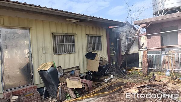 ▲台南市後壁區菁寮鐵皮平房27日下午發生火警，消防人員迅速到場布線滅火，火勢很快撲滅。（記者林東良翻攝，下同）