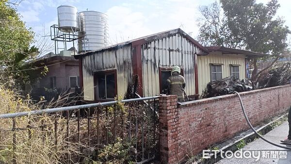 ▲台南市後壁區菁寮鐵皮平房27日下午發生火警，消防人員迅速到場布線滅火，火勢很快撲滅。（記者林東良翻攝，下同）