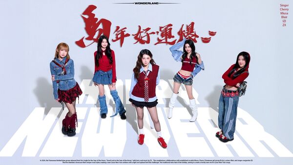 ▲MV裡使用真錢，芷軒手拿錢很開心。（圖／ZX芷軒提供）