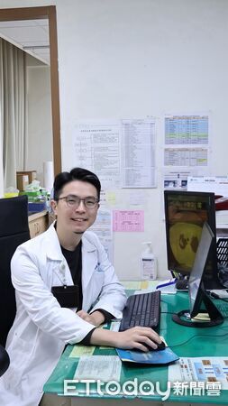 ▲▼衛福部金門醫院開刀房團隊及外科童紹軒醫師。（圖／衛福部金門醫院提供）