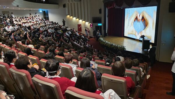 ▲▼50多位傷友及家屬與林口長庚醫院醫護團隊3百多人共同感念莊秀樹醫師。（圖／長庚醫院提供）