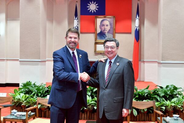 ▲▼行政院長卓榮泰接見美國台灣商業協會(USTBC)訪團一行。美台商業協會主席柯拉克（Keith Krach）、會長韓儒伯（Rupert Hammond-Chambers）。（圖／行政院提供）