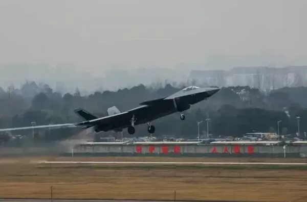 ▲▼大批改進型號的殲-20A亮相，塗裝從原有的銀灰色改為黑灰色色調。（圖／翻攝自航空工業成飛）