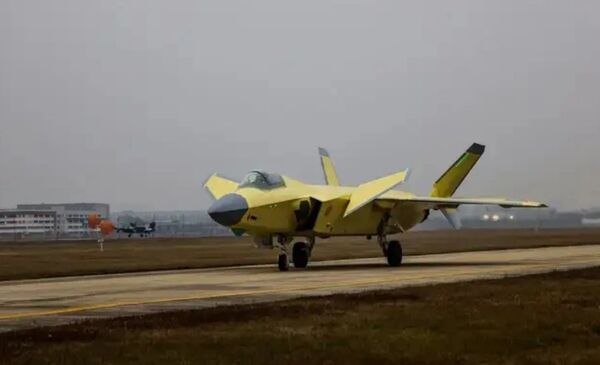 ▲▼改進型號的殲-20A亮相，還包含剛出廠帶有黃灰色底漆戰機。（圖／翻攝自航空工業成飛）