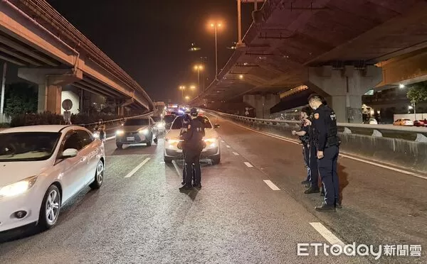 ▲▼高雄轎車拒檢還企圖衝撞，警連開15槍。（圖／記者賴文萱翻攝）