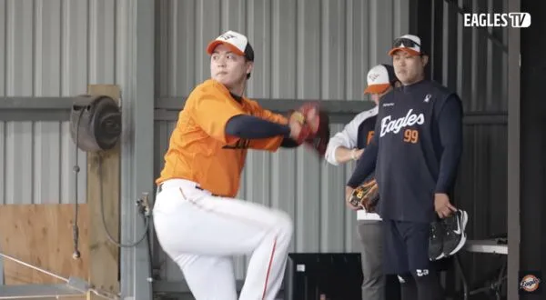 ▲柳賢振緊盯王彥程練投。（圖／Eagles TV）