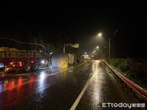 ▲▼台2線聯結車「翻肚」滿地蔬菜礦泉水　貢寮段單線雙向通行。（圖／記者郭世賢翻攝）