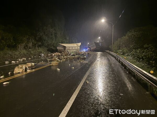 ▲▼台2線聯結車「翻肚」滿地蔬菜礦泉水　貢寮段單線雙向通行。（圖／記者郭世賢翻攝）
