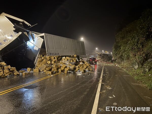 ▲▼台2線聯結車「翻肚」滿地蔬菜礦泉水　貢寮段單線雙向通行。（圖／記者郭世賢翻攝）