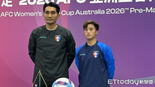 ▲中華女子足球隊泰國籍總教練查克摩爾（Prasobchoke Chokemor）、隊長陳英惠。（圖／記者蔡厚瑄攝）
