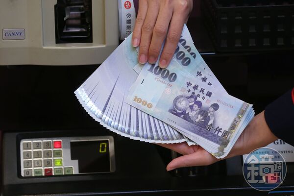 農曆新年將近，不少銀行發放發財水討吉利，民俗專家指出
，若擺放在家中「聚財位」，有助提升財運，象徵新年財源廣進。（本刊資料照）