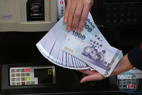 農曆新年將近，不少銀行發放發財水討吉利，民俗專家指出
，若擺放在家中「聚財位」，有助提升財運，象徵新年財源廣進。（本刊資料照）