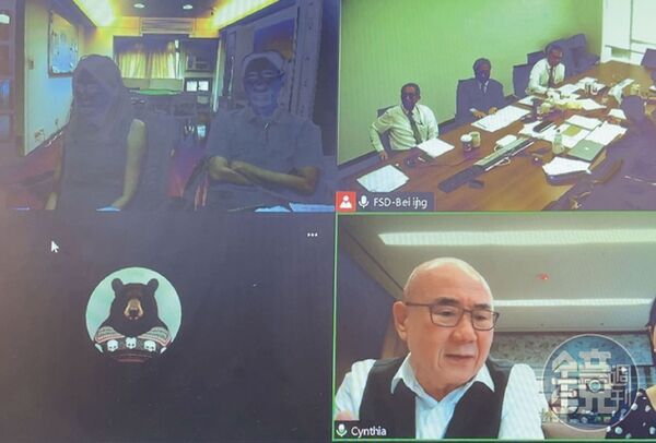 鼎泰豐創始第二代楊紀華（右下）參加恒泰豐董事會，聽取營業執照到期不續展將面臨嚴峻綜合性問題的報告後將股權出脫。