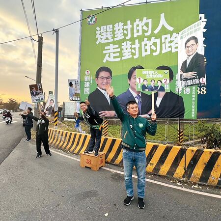 許智全（右）擔任里長至今20年，經常為民進黨輔選。（翻攝自士林．北投智工團 許智全粉絲團）