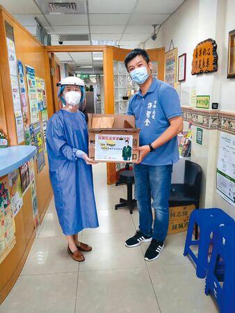 許智全（右）在北投為里民服務多年，人脈深厚。（翻攝自士林．北投智工團 許智全粉絲團）