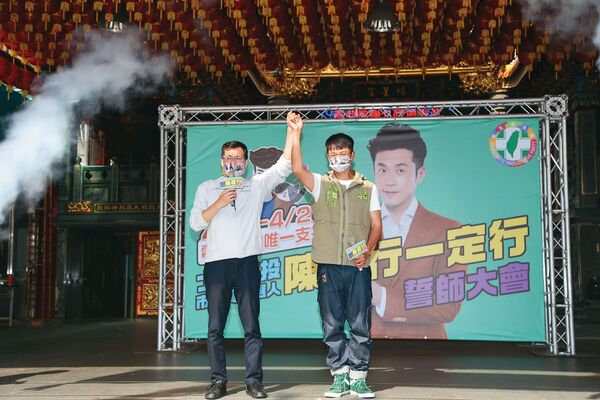 2022年，許智全曾批和他一同參選台北市士林、北投民進黨市議員的「焦糖哥哥」陳嘉行（右）是「荒唐哥哥」。左為羅致政。（翻攝自焦糖哥哥 陳嘉行臉書）