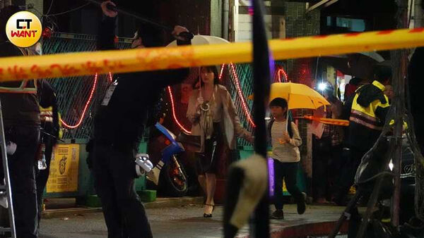 日劇拍攝中1／柯佳嬿拍日劇！雨中「尋女」急瘋　對路人暴氣：不要拍了！