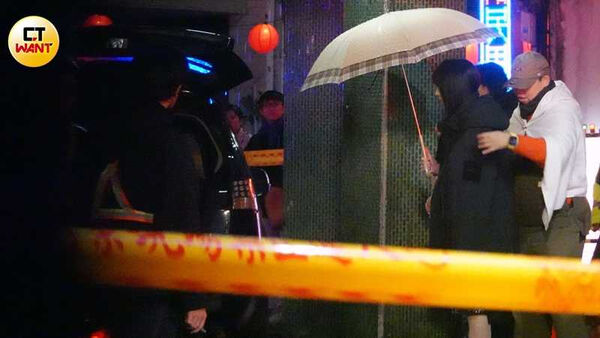 日劇拍攝中1／柯佳嬿拍日劇！雨中「尋女」急瘋　對路人暴氣：不要拍了！