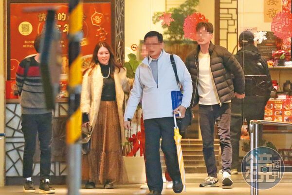 麻衣（左）父喪後未滿1個月就飛抵台灣，現蹤在台北市南京東路上的餐廳。