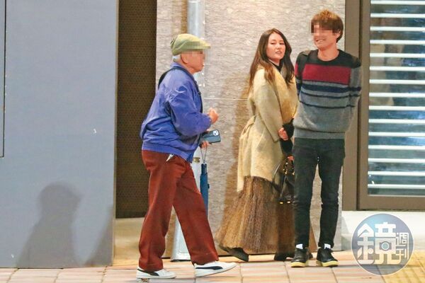 步出餐廳之後，一行人駐足未散，準備隨後前往續攤地點。