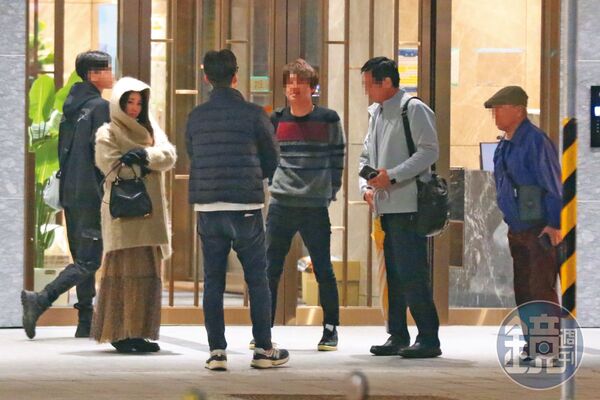 等車時麻衣手上的包包很醒目，是前小姑王思涵所贈送的自創品牌，要價約新台幣5萬元。