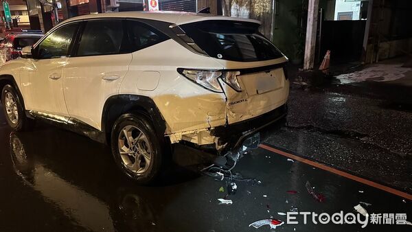 ▲基隆市信一路自撞車禍，3偵防車受損。（圖／記者郭世賢翻攝，下同）