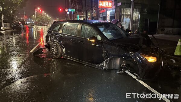 ▲基隆市信一路自撞車禍，3偵防車受損。（圖／記者郭世賢翻攝，下同）