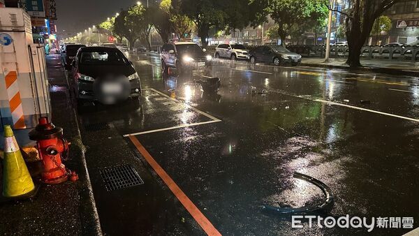 ▲基隆市信一路自撞車禍，3偵防車受損。（圖／記者郭世賢翻攝，下同）