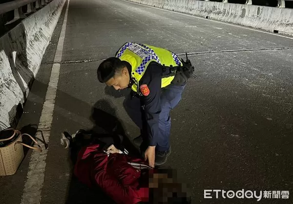 ▲屏東警分局員警積極協助李姓女子。（圖／記者陳崑福翻攝）