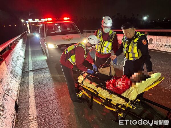 ▲屏東警分局員警積極協助李姓女子。（圖／記者陳崑福翻攝）