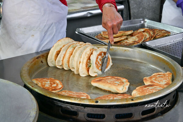 ▲▼永安蔥油餅。（圖／部落客水晶安蹄不務正業過生活授權提供）