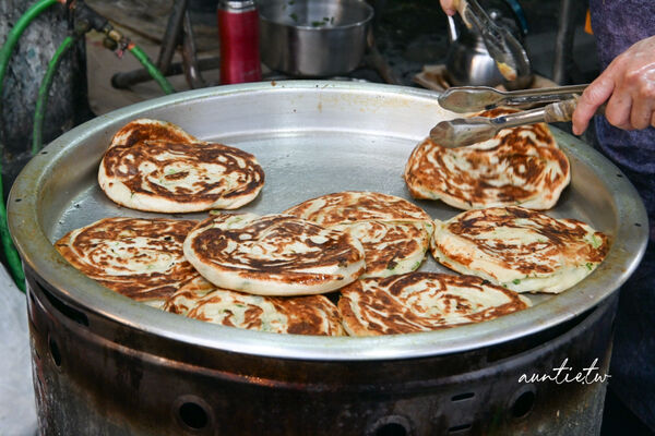 ▲▼永安蔥油餅。（圖／部落客水晶安蹄不務正業過生活授權提供）