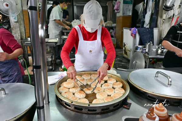 ▲▼永安蔥油餅。（圖／部落客水晶安蹄不務正業過生活授權提供）
