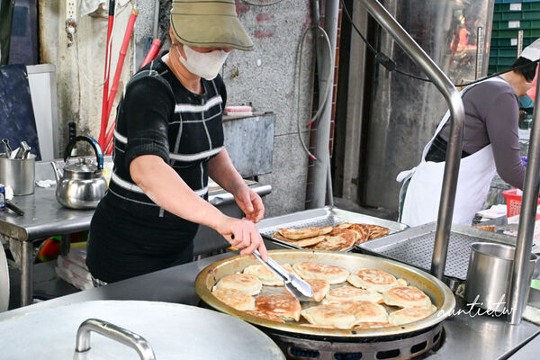 ▲▼永安蔥油餅。（圖／部落客水晶安蹄不務正業過生活授權提供）