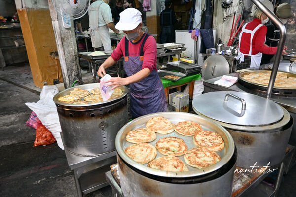 ▲▼永安蔥油餅。（圖／部落客水晶安蹄不務正業過生活授權提供）