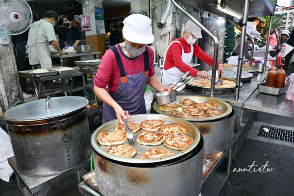 ▲▼永安蔥油餅。（圖／部落客水晶安蹄不務正業過生活授權提供）