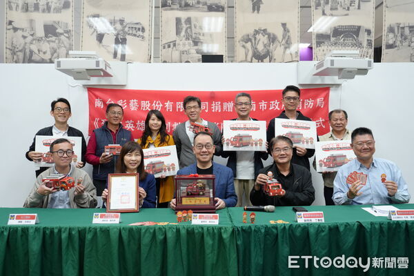 ▲南台彩藝捐贈3000份《烈火英雄即刻救援》消防車紙模型桌遊予台南市消防局，作為防災教育推廣教材。（記者林東良翻攝，下同）
