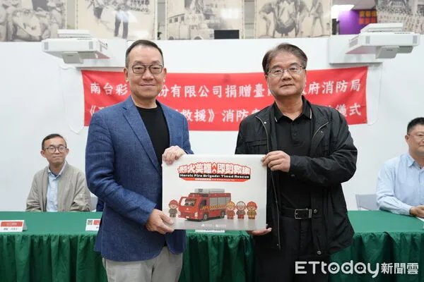 ▲南台彩藝捐贈3000份《烈火英雄即刻救援》消防車紙模型桌遊予台南市消防局，作為防災教育推廣教材。（記者林東良翻攝，下同）