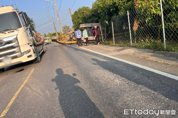 ▲▼屏東聯結車過彎，怪手掉下來，男性騎士遭砸重不治。（圖／魏姓網友授權提供）