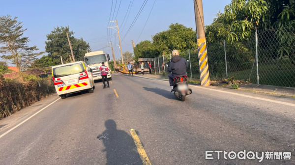 ▲▼屏東聯結車過彎，怪手掉下來，男性騎士遭砸重不治。（圖／魏姓網友授權提供）