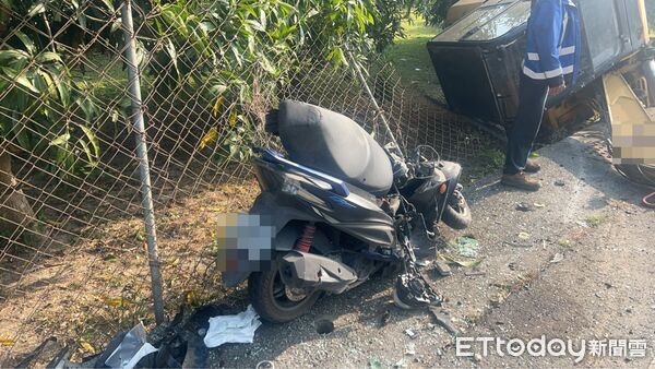 ▲屏東聯結車過彎「怪手掉下來」砸中機車，騎士送醫不治。（圖／記者陳崑福翻攝，下同）