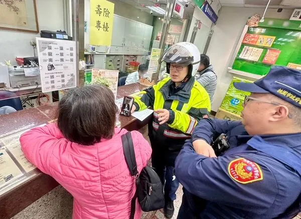 ▲桃園市邱姓婦人上週在龍潭區某郵局臨櫃欲提領102萬元，行員質疑遭詐騙聯繫龍潭警方到場協助。（圖／龍潭警方提供）