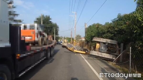 ▲屏東聯結車過彎「怪手掉下來」砸中機車，騎士送醫不治。（圖／記者陳崑福翻攝，下同）