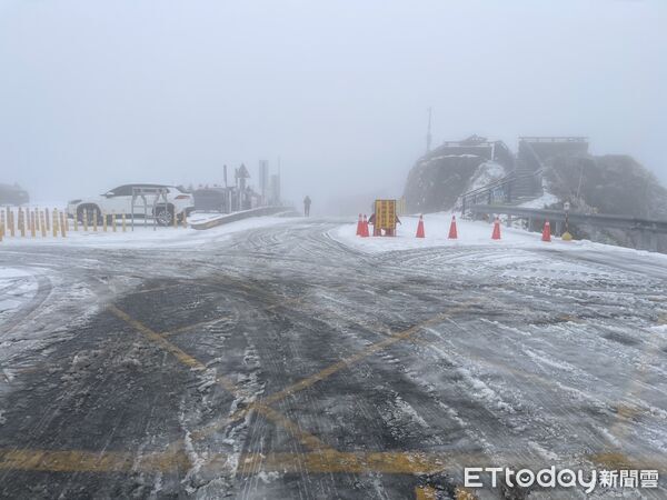 ▲今日合歡山武嶺地區出現積雪及道路結冰。（圖／記者高堂堯翻攝）