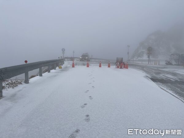 ▲今日合歡山武嶺地區出現積雪及道路結冰。（圖／記者高堂堯翻攝）