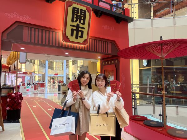 ▲大江購物中心伴手禮快閃店也結合春節藝術裝置。（圖／業者提供）