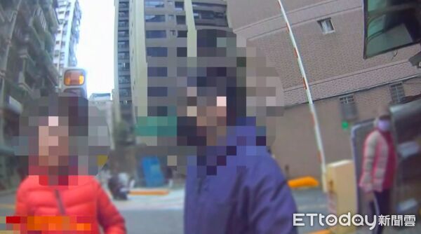 ▲▼葉姓男子從口袋交出一把水果刀，機警的宋姓社區總幹事（左一）發現葉男侵入社區             。（圖／記者陳以昇翻攝）